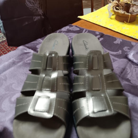 CLARKS - Picture 2 of 9